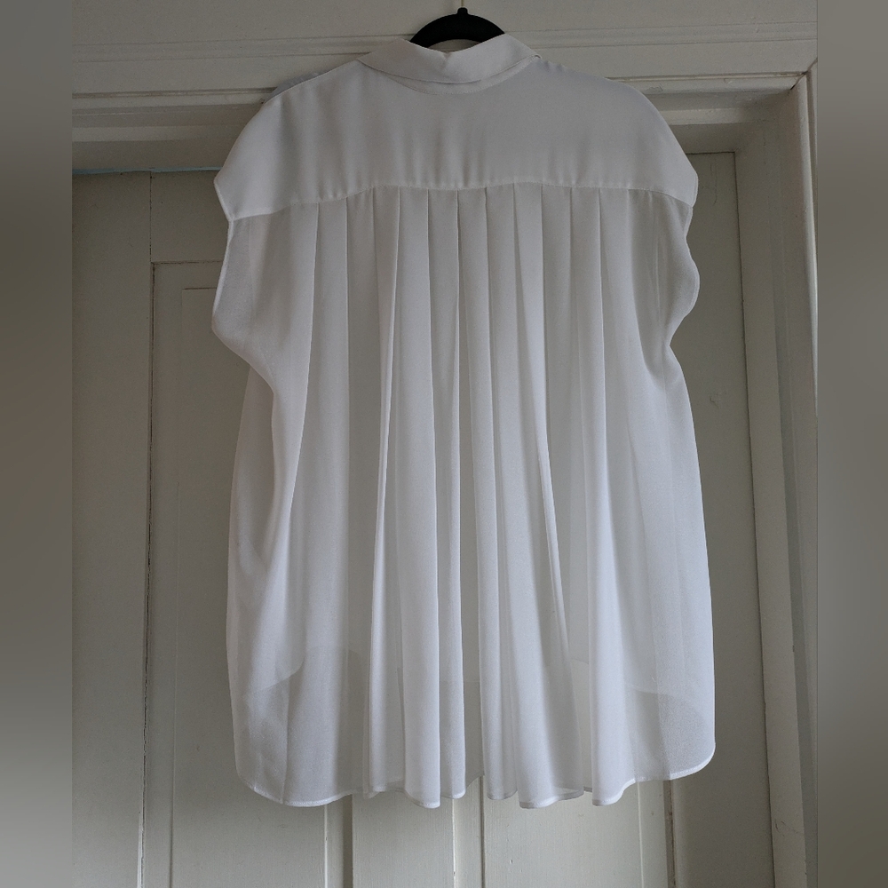 Banana Republic White Short Sleeve Blouse w/ Pleated Back- M - Picture 2 of 4